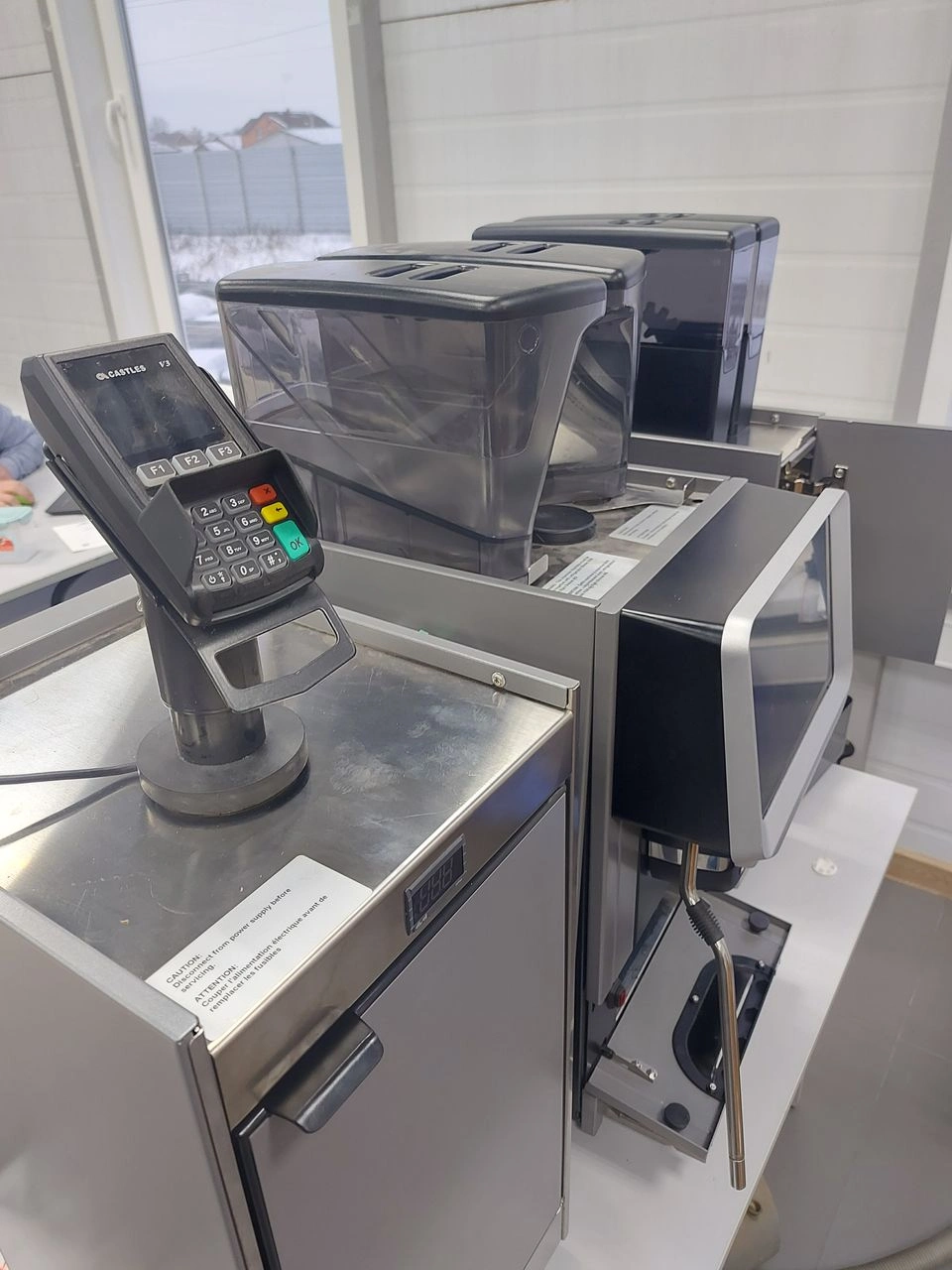 Кофемашина самообслуживания EGRO Next TOP Milk XP MAED03-03563 Б/У с холодильником (слева) и модулем для горячего шоколада (справа) - комплект купить в Москве | Балтик Мастер
