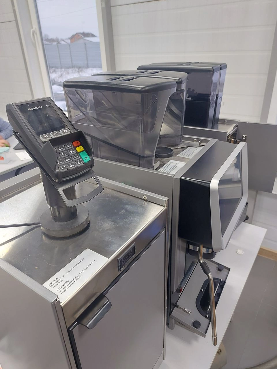 Кофемашина самообслуживания EGRO Next TOP Milk XP MAED03-03563 Б/У с холодильником (слева) и модулем для горячего шоколада (справа) - комплект купить в Москве | Балтик Мастер