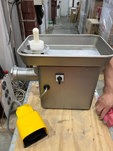 Мясорубка настольная Mainca 82 мм UNGER с педалью