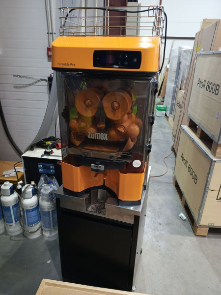 Соковыжималка Zumex Versatile Pro с отводящим конвейером UE (Orange) (X5) 09965-UE-X5-Orange Б/У
