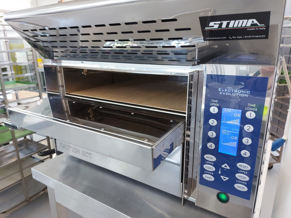 Печь для пиццы Stima VP2 Evolution 17.7 на 2 пода (446х446х92мм), со встроенной вытяжкой, в комплекте стол Standart GastroLux (подставка на колёсах), Б/У